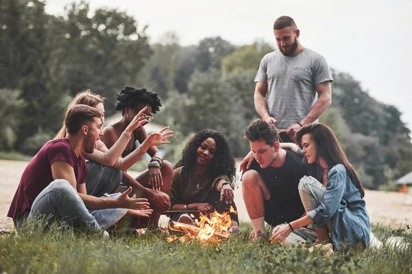 Facet Mówi Zainteresowaniem Grupa Ludzi Organizuje Piknik Plaży Przyjaciele Bawcie — Zdjęcie stockowe