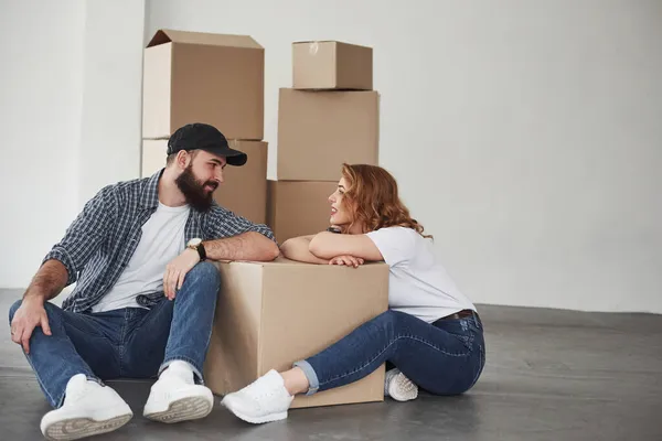 Gesprek Voeren Gelukkig Stel Samen Hun Nieuwe Huis Beweging — Stockfoto