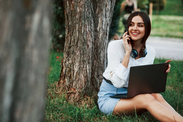 Leunend Boom Jonge Vrouw Hebben Weekend Zit Het Park Overdag — Stockfoto