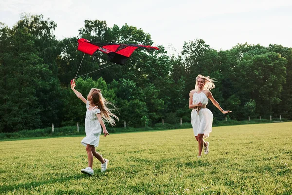 Bonitos Colores Verdes Madre Hija Divierten Con Cometa Campo Hermosa — Foto de Stock