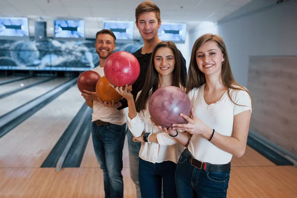 Oyun alanına karşı duruyor. Genç neşeli arkadaşlar hafta sonları bowling kulübünde eğleniyorlar..
