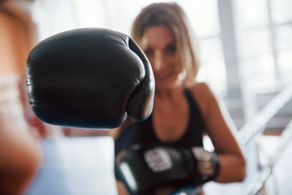 Fotografía Enfocada Mujer Deportista Entrenando Ring Boxeo Ropa Color Negro — Foto de Stock