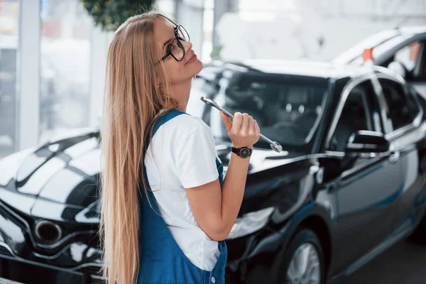 Mira Hacia Arriba Linda Mujer Rubia Reparadora Está Trabajo Interior — Foto de Stock