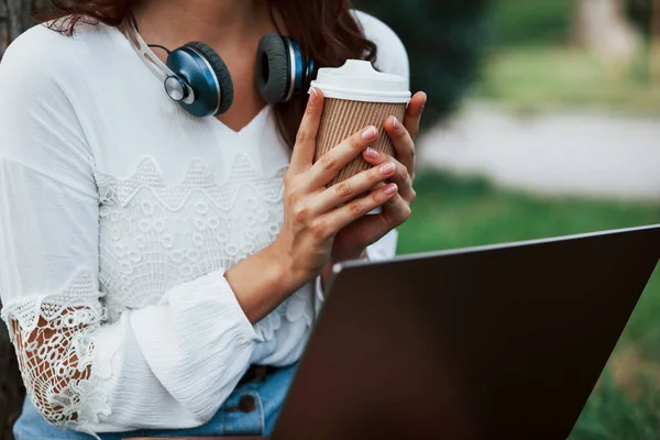 Van Dichtbij Gezien Jonge Vrouw Hebben Weekend Zit Het Park — Stockfoto