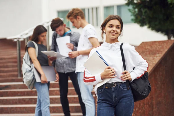 Słodka Nastolatka Grupa Młodych Studentów Ubraniach Casual Pobliżu Uniwersytetu Ciągu — Zdjęcie stockowe