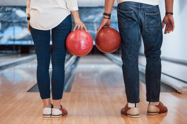 Baksida Man Och Flicka Står Med Skålbollar Händerna Klubben — Stockfoto