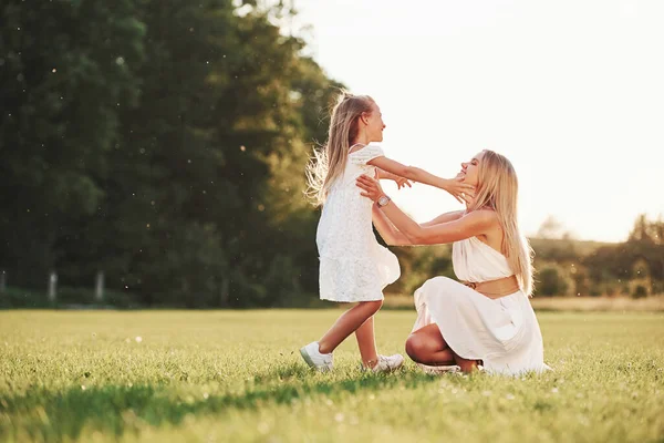 Cute Mother Daughter Enjoying Weekend Together Walking Outdoors Field Beautiful — Stock Photo, Image