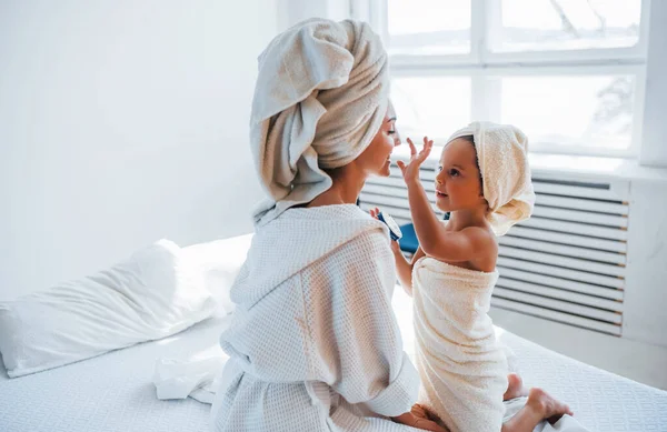 Using Cream Clear Skin Young Mother Her Daugher Have Beauty — Stock Photo, Image