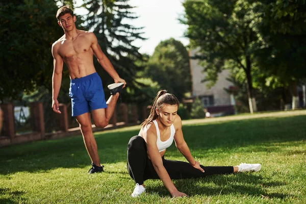 Los Chicos Tienen Buenos Abdominales Hombre Mujer Tienen Día Fitness —  Fotos de Stock