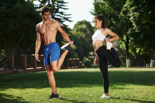 Ejercicios Para Piernas Hombre Mujer Tienen Día Fitness Ciudad Durante —  Fotos de Stock