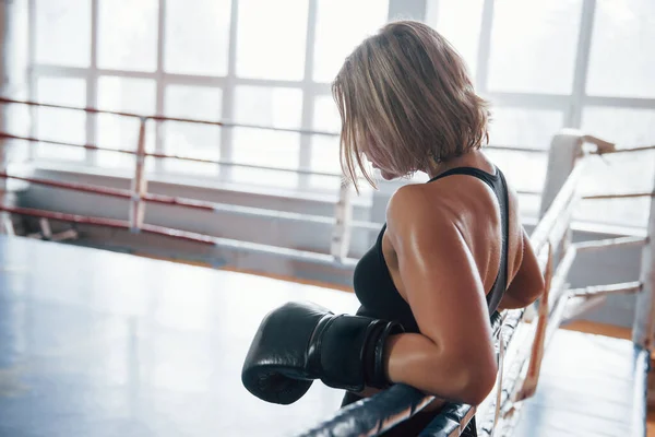 Dövüşten Sonra Boks Ringindeki Kadın Sporcu Siyah Elbiseli — Stok fotoğraf