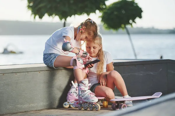 Beszélgetnek Egymással Extrém Sportok Rámpáján Két Kislány Görkorcsolyával Szabadban Szórakozik — Stock Fotó