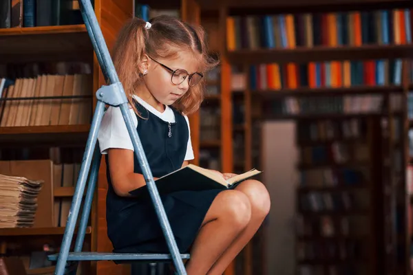 Μια Μαθήτρια Στη Σκάλα Στη Βιβλιοθήκη Γεμάτη Βιβλία Εκπαιδευτική Αντίληψη — Φωτογραφία Αρχείου