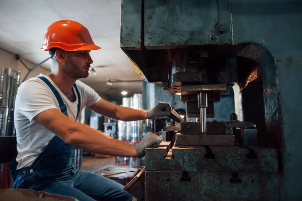 Plaatst Plaat Metaal Machine Man Uniform Werkt Aan Productie Industriële — Stockfoto