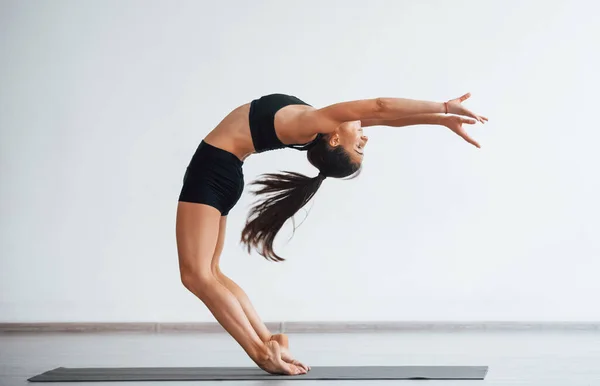 Flexibilidad Del Cuerpo Humano Joven Mujer Deportiva Ropa Negra Centro — Foto de Stock