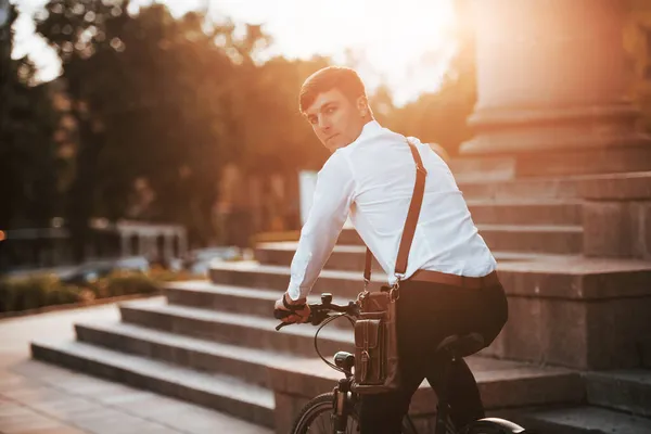 Politikacı Işinden Evine Döner Siyah Bisikletli Resmi Giysili Bir Işadamı — Stok fotoğraf