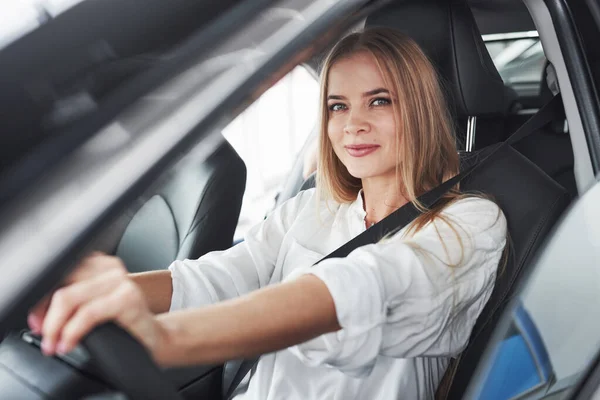 Mirando Cámara Hermosa Chica Rubia Sentada Coche Nuevo Con Interior — Foto de Stock