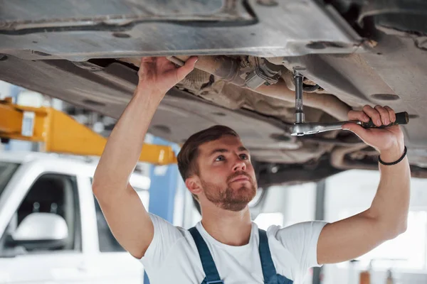 Arreglar Auto Caro Empleado Uniforme Color Azul Trabaja Salón Automóviles — Foto de Stock