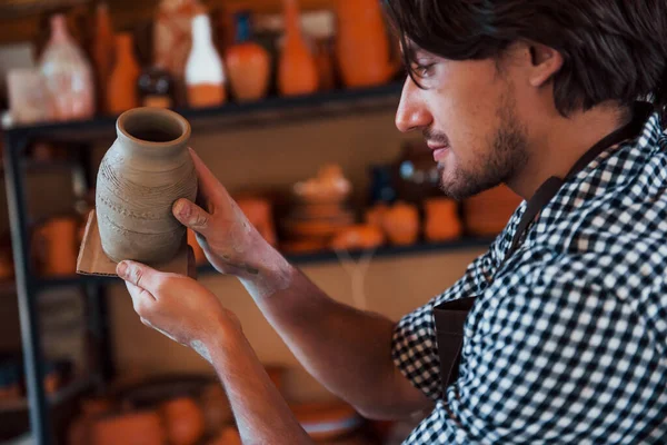 Jovem Ceramista Mantém Pote Artesanal Fresco Mão Olha Para Resultados — Fotografia de Stock