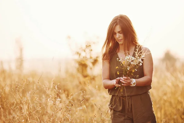 Güzel Bir Kız Çimlerle Çiçek Toplayarak Tarlada Yürüyor Nanılmaz Güneş — Stok fotoğraf