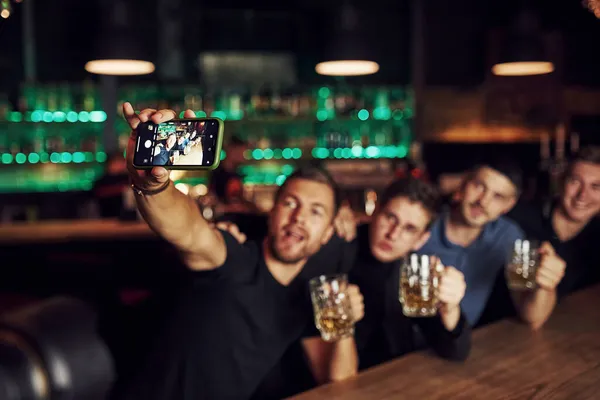 Robię Selfie Troje Przyjaciół Odpoczywających Pubie Piwem Rękach Rozmowa — Zdjęcie stockowe