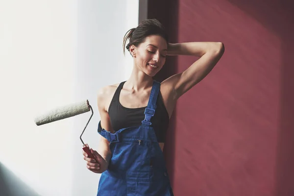 Her New House Young Housewife Decided Glue Wallpaper Room — Stock Photo, Image