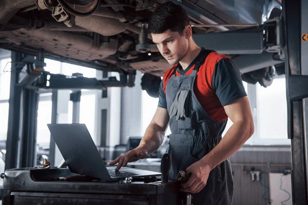 Zilverkleurig Apparaat Man Werkplaats Uniform Met Behulp Van Laptop Voor — Stockfoto