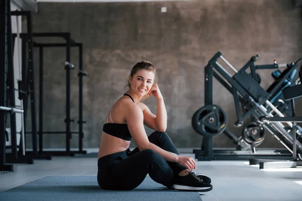 Desportos Modernos Foto Mulher Loira Linda Ginásio Sua Hora Fim — Fotografia de Stock