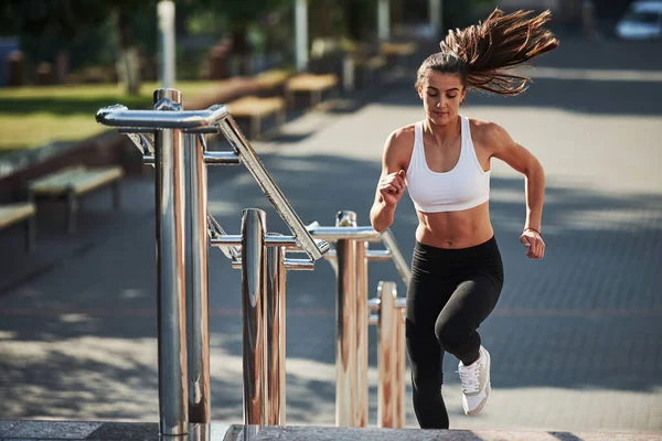 Mujer Deportiva Tienen Día Fitness Correr Ciudad Durante Día Cerca — Foto de Stock