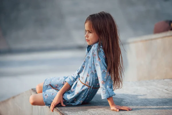 Маленька Дівчинка Блакитному Одязі Позує Камеру Місті Коли Спирається Пандус — стокове фото