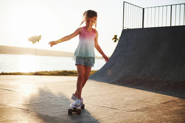Sunny Day Kid Have Fun Skate Ramp Cheerful Little Girl — Stock Photo, Image