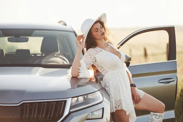 Día Soleado Chica Ropa Blanca Posando Cerca Del Moderno Automóvil —  Fotos de Stock