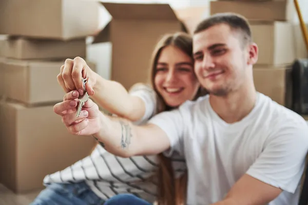 Hij Heeft Sleutels Van Hun Nieuwe Huis Succesvolle Mensen Vrolijk — Stockfoto