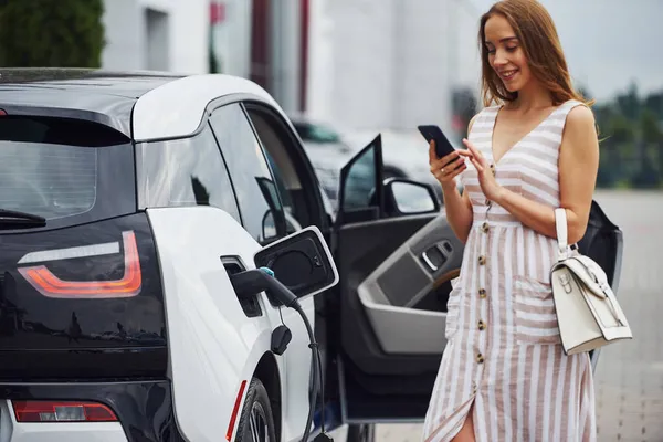 Modern Trådlös Teknik Med Telefon Kvinna Elbilar Laddningsstation Dagtid Helt — Stockfoto