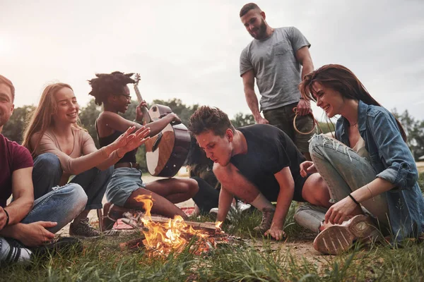Niech Tak Dalej Płonie Grupa Ludzi Organizuje Piknik Plaży Przyjaciele — Zdjęcie stockowe