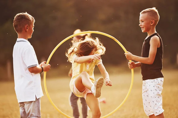 Saltar Través Herramienta Fitness Círculo Niños Divirtiéndose Campo — Foto de Stock