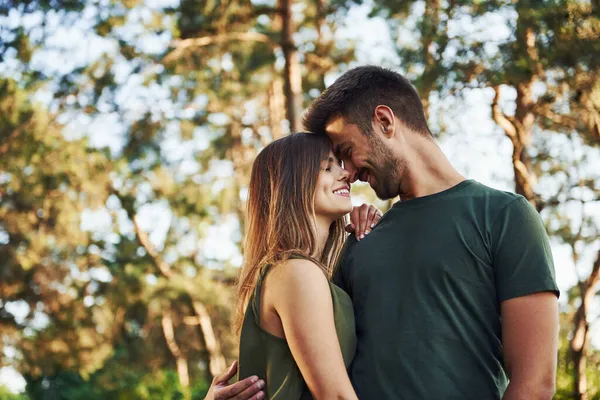 Genç ve güzel bir çift gündüz vakti ormanda iyi vakit geçirir..
