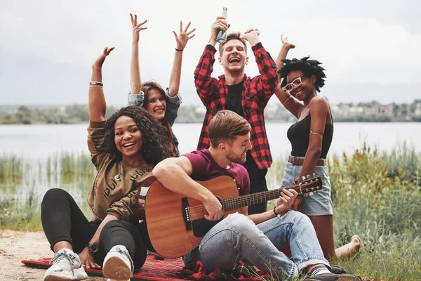 Qué Canción Quieres Que Toque Grupo Personas Hacen Picnic Playa — Foto de Stock