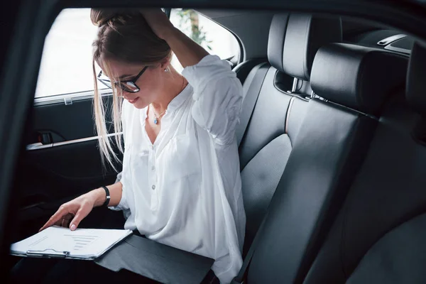 Bloc Notas Está Las Piernas Mujer Negocios Inteligente Sienta Asiento — Foto de Stock