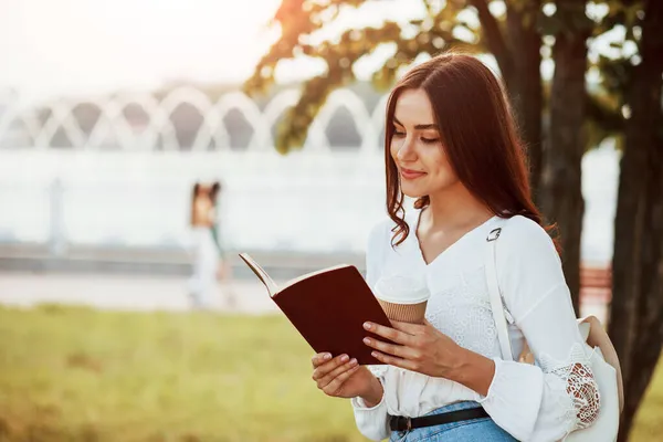 Sunlight Goes Leafs Tree Young Woman Have Good Time Park — Stock Photo, Image