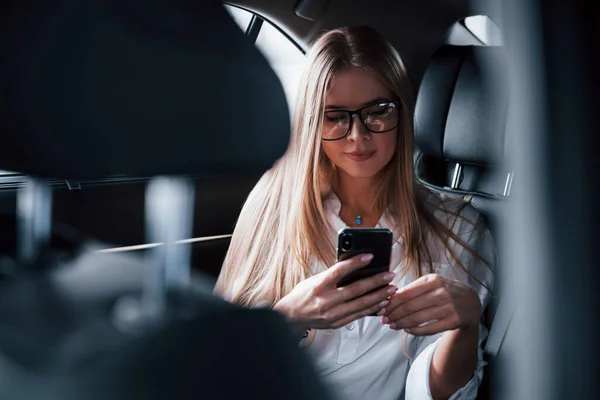 Tecnologías Inalámbricas Mujer Negocios Inteligente Sienta Asiento Trasero Del Coche — Foto de Stock