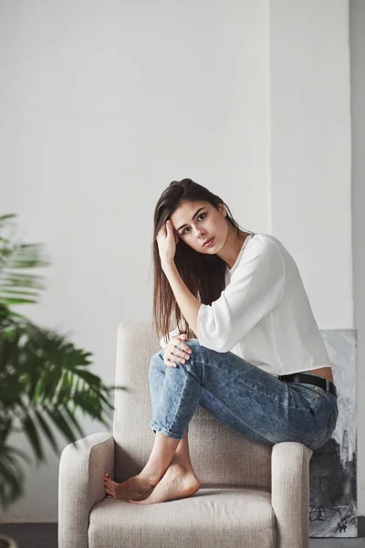 Barefoot Woman Young Brunette Room White Walls Daylight Comes Window — Stock Photo, Image