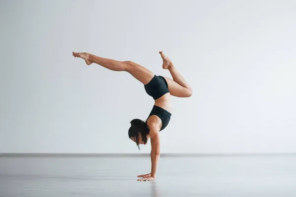Amuda Kalkmak Siyah Elbiseli Zayıf Vücutlu Genç Sportif Bir Kadın — Stok fotoğraf