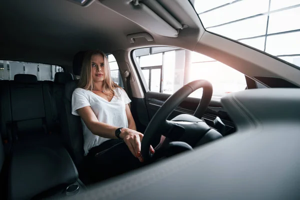 Que Hay Detrás Mira Espejo Chica Coche Moderno Salón Durante — Foto de Stock