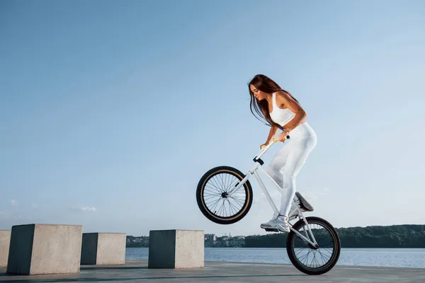 Fazer Acrobacias Piloto Feminino Está Bicicleta Durante Dia Perto Lago — Fotografia de Stock