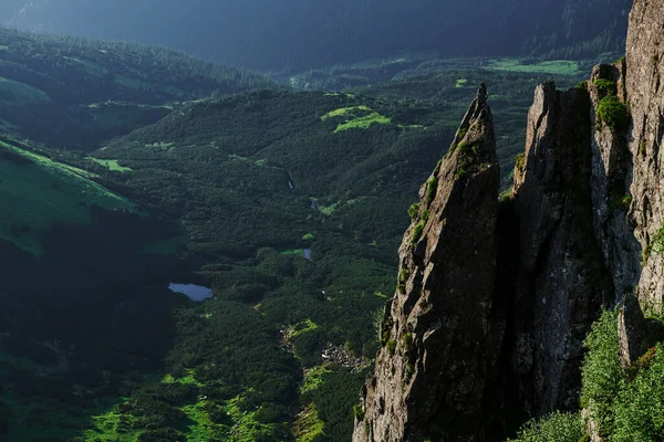 在山上的边缘上 锋利的石头 宏伟的喀尔巴阡山 美丽的风景 令人震惊的观点 — 图库照片
