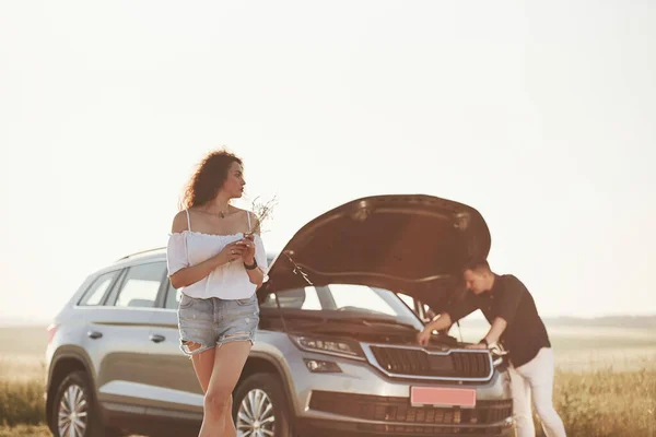 Ethnie Caucasienne Homme Répare Voiture Fille Aux Cheveux Bouclés Assistance — Photo