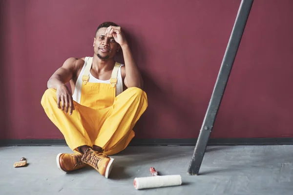 Sits Resting Young African American Worker Yellow Uniform Have Some — Stock Photo, Image