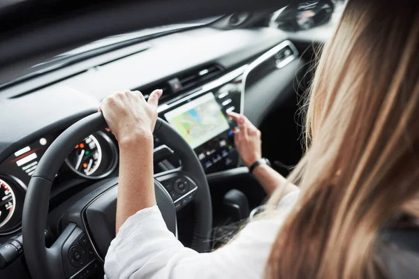 Usando Mapa Pantalla Vista Cerca Las Manos Mujer Hermoso Coche — Foto de Stock