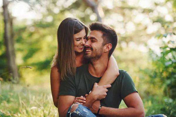 Sentado Abraçado Belo Jovem Casal Ter Bom Tempo Floresta Durante — Fotografia de Stock